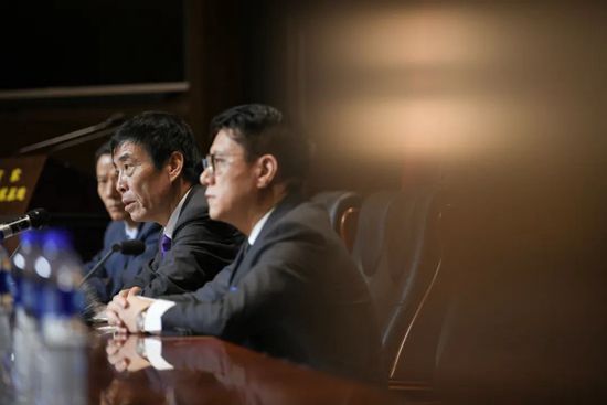 三死亡与爱的对决死亡与爱的对决是大卫亲身经历的体验，在影片事件发生的前些天大卫曾试图自杀过，这次经历给了他很多对生命的新的体悟。